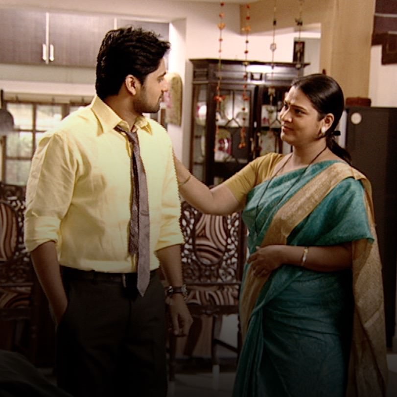 Anil shows up at Janhavi’s workplace to vex her.