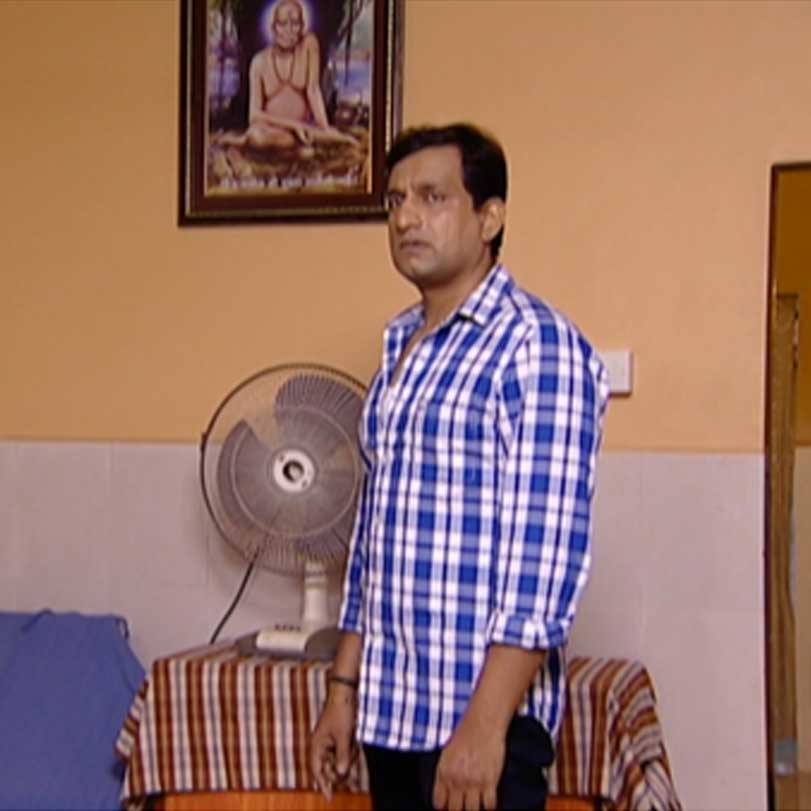 Kanta is rushed to hospital, and Shree goes to visit him.