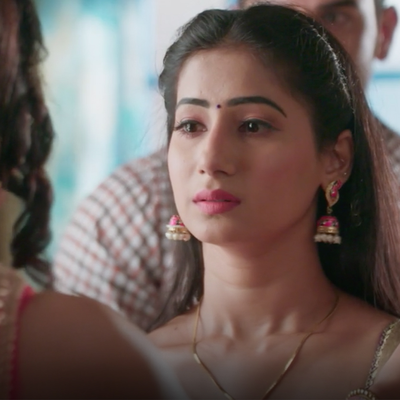 Premika asks for help from Pragya and tells her about her love for Var