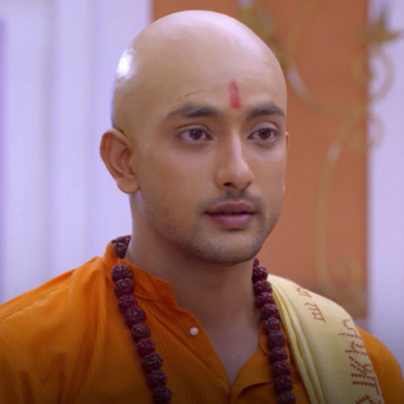 Samar disguises as an assistant priest and enters Luthra house to stea