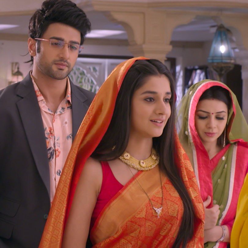 Durga insults Guddan in front of the family after she interfered in he