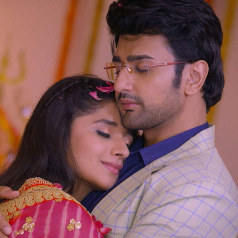 Antara tells Guddan that she can either stop her wedding with Akshat o