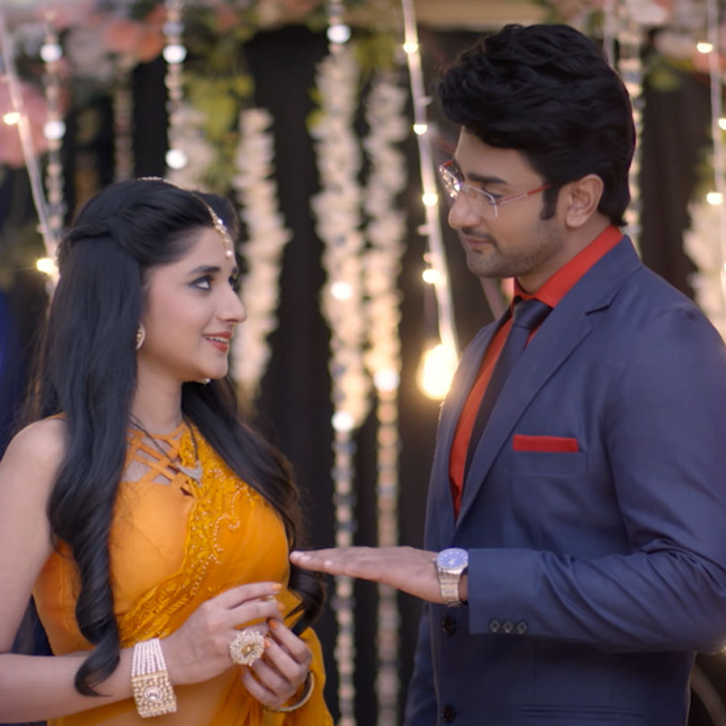 Akshat tells Guddan that if she loves him, then to wear a specific sar