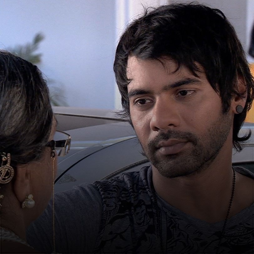 Pragya’s love and support for Suresh lead her to quit her job.