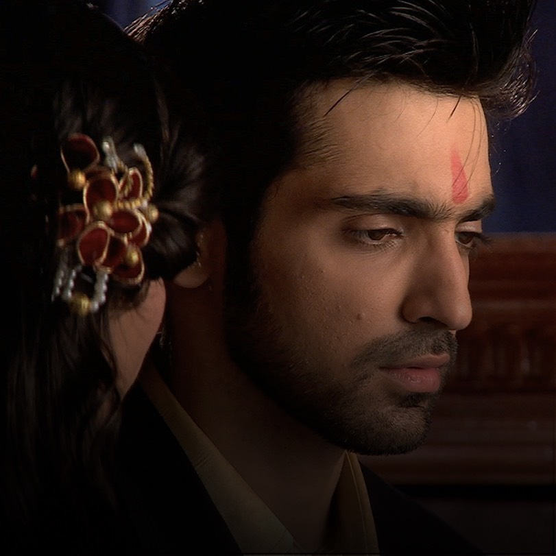   Suresh sees Abhi and Tanu together in a comprising situation.
