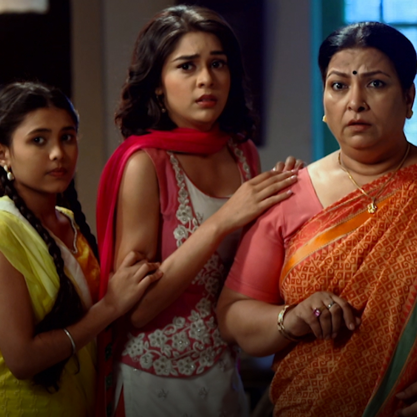 Raja visits Naina’s house in order to know her truth and her past. Lai