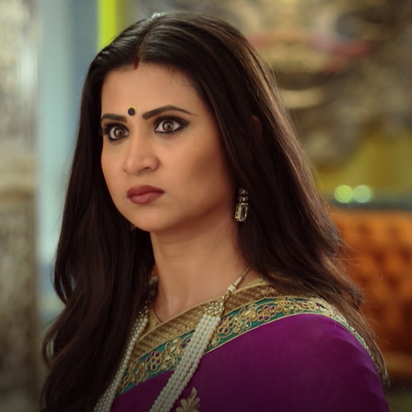 Rani gets burned in an explosion planned by Vasundhara. Raja finds out