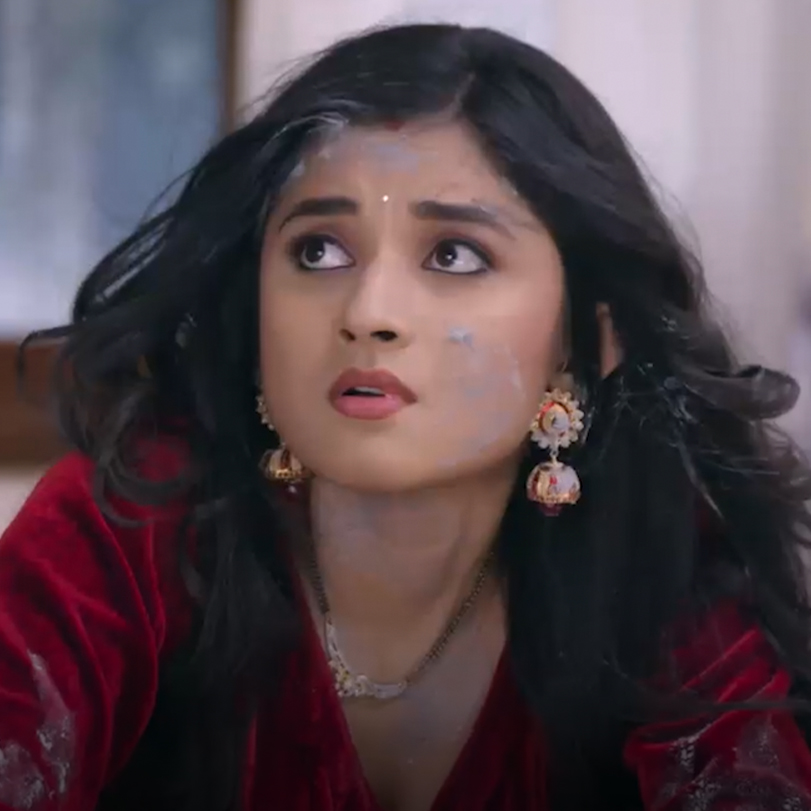 Parv continues to harass Guddan. Guddan assigns work to her daughters-