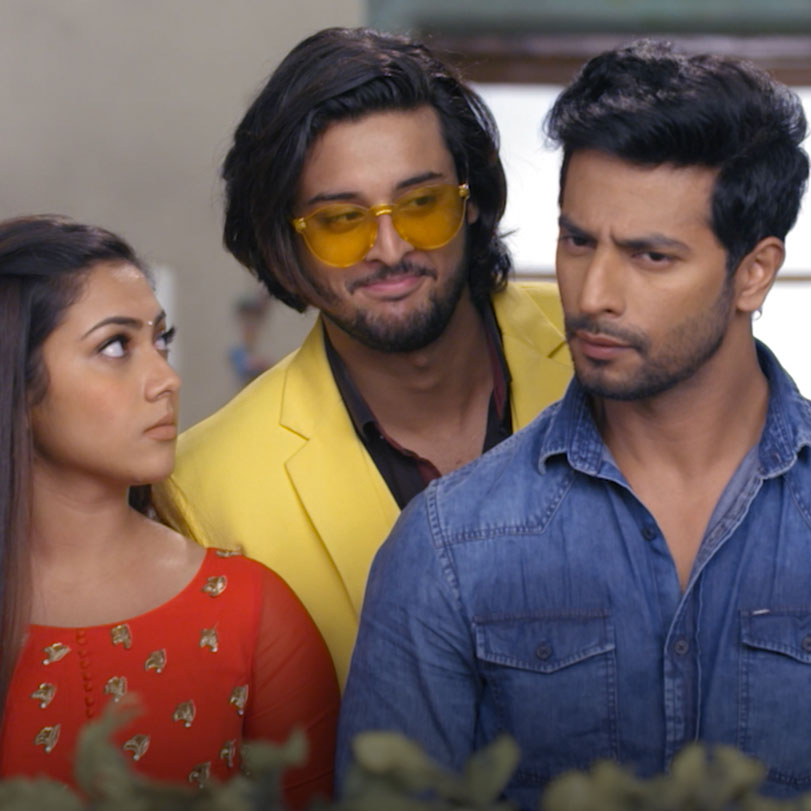 Atharav starts acting as if he regained his memory in order to threate