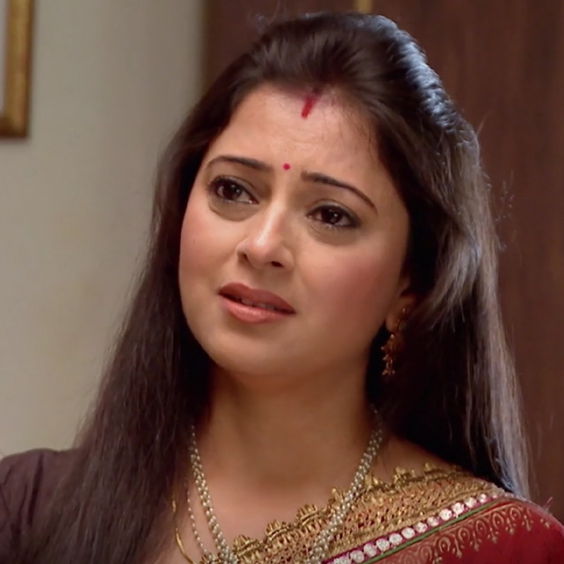 Pavna returns home and lets Akshi participate in the ceremony