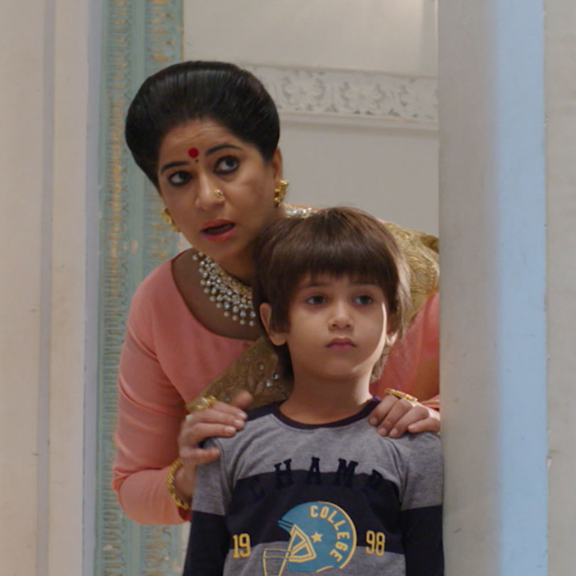 Badi provokes Ved to push Vedika down the stairs, she falls and faints