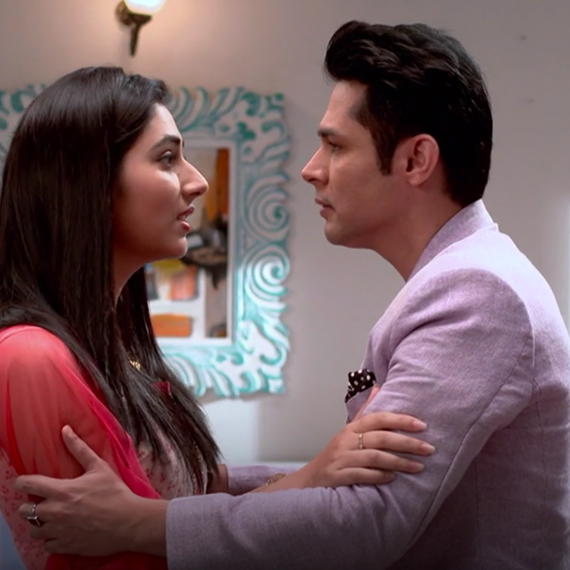 Aditya convinces Janvi of Nisha's danger to her and her family, and wa