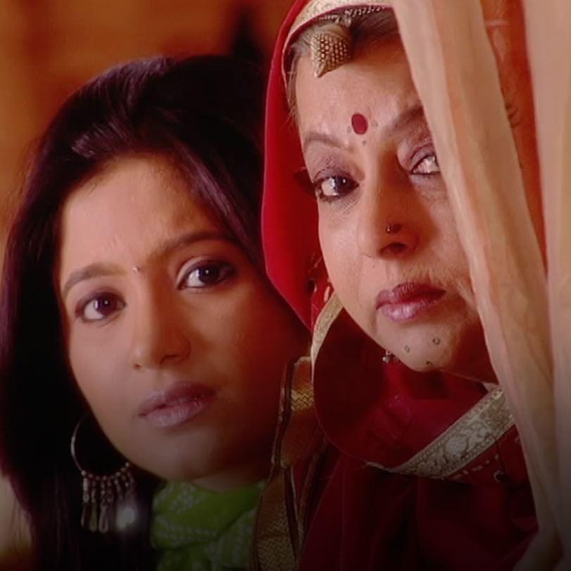 The queen is not happy to see Priyam. Narendra comes to the castle and