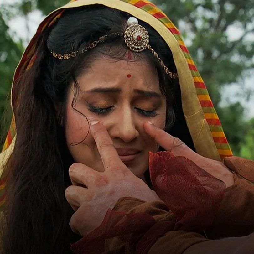 Jodha has become Khaibar's prisoner after she has saved him. However, 
