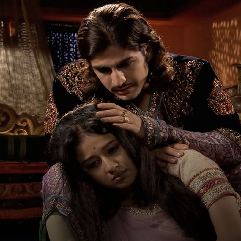 Jodha and Jalal are in a devastating state after losing their child.